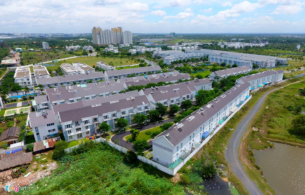 Tọa lạc b&ecirc;n n&uacute;t giao th&ocirc;ng V&agrave;nh đai 2- cao tốc (phường Ph&uacute; Hữu, quận 9) l&agrave; khu biệt thự liền kế Mega Residence v&agrave; Mega Ruby Residence.