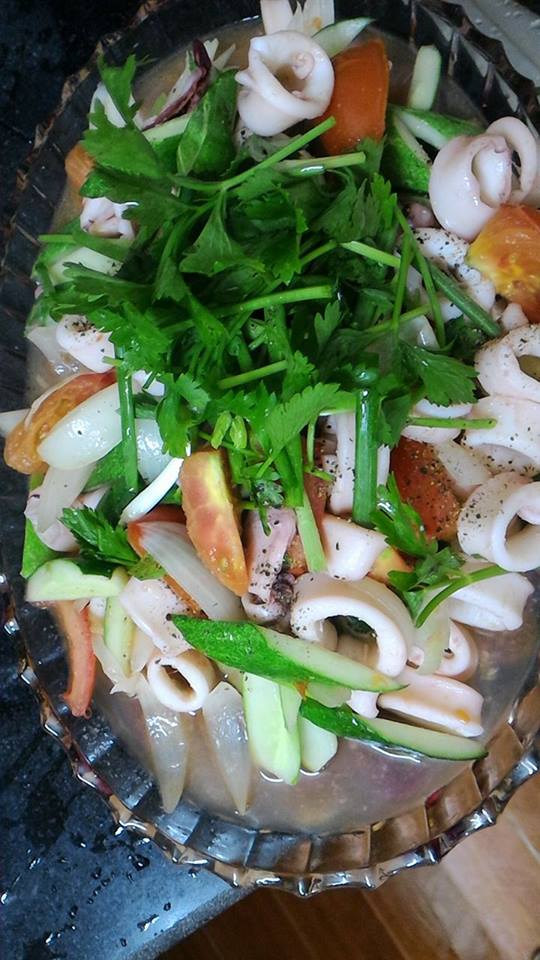 Ấm lòng với món mực xào chua ngọt ngày mưa