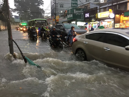 
Nước chảy như th&aacute;c tr&ecirc;n đường V&otilde; Văn Ng&acirc;n
