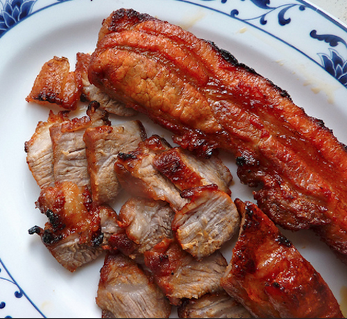 
Char siu, Trung Quốc: Đ&acirc;y l&agrave; m&oacute;n ăn ch&iacute;nh trong ẩm thực Quảng Đ&ocirc;ng, c&ograve;n được gọi l&agrave; x&aacute; x&iacute;u. Thịt lợn được ướp với ngũ vị hương, mật ong, đậu l&ecirc;n men, v&agrave; c&aacute;c gia vị kh&aacute;c, sau đ&oacute; xi&ecirc;n que v&agrave; nướng.
