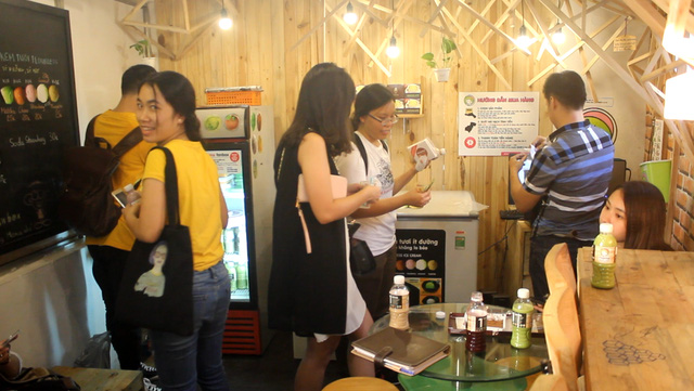 Với m&ocirc; h&igrave;nh kinh doanh n&agrave;y, anh Hiệp cho biết kh&ocirc;ng chỉ tiết kiệm được chi ph&iacute; nh&acirc;n lực m&agrave; c&ograve;n mang đến một trải nghiệm mua h&agrave;ng mới cho kh&aacute;ch h&agrave;ng