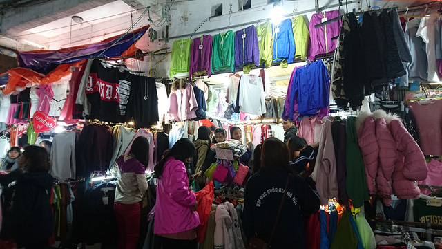 Là chợ nằm cạnh khu vực tập trung các trường đại học, nên người đi chợ đa số là sinh viên.
