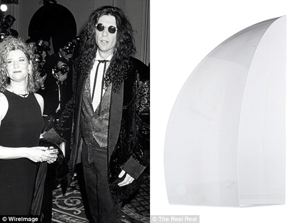 
Howard Stern c&ugrave;ng vợ đi dự lễ cưới với chiếc buồm đi&ecirc;u khắc tinh tế trị gi&aacute; 530 USD.
