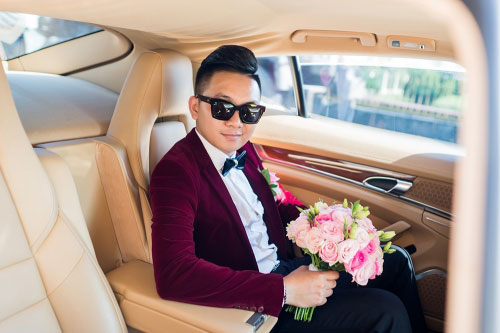 Chú rể hạnh phúc đi rước dâu.