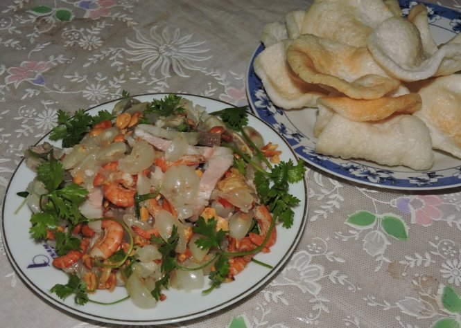 
B&aacute;nh phồng t&ocirc;m l&agrave; bạn đi k&egrave;m với m&oacute;n gỏi b&ograve;n bon - Ảnh: Thanh Ly
