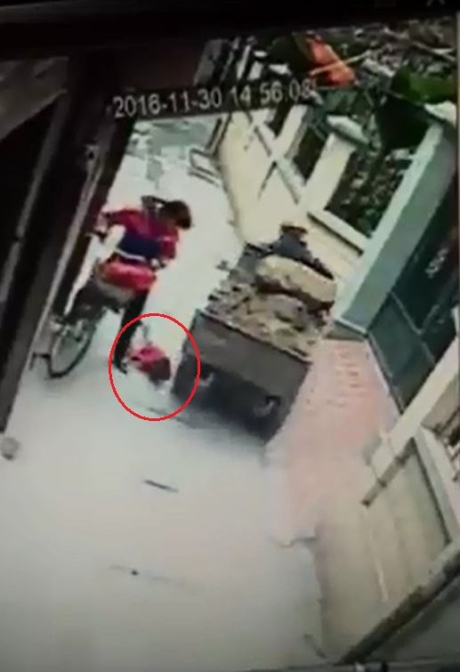 Bé trai ngã xuống đường, suýt bị công nông cán
