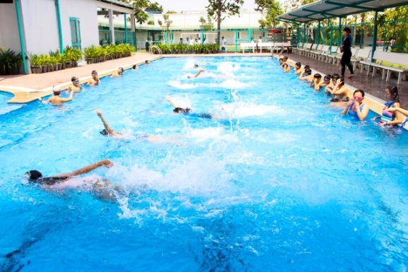 Hồ bơi tại trường THPT L&ecirc; Qu&yacute; Đ&ocirc;n phục vụ nhu cầu học tập, r&egrave;n luyện thể lực v&agrave; giải tr&iacute; của học sinh