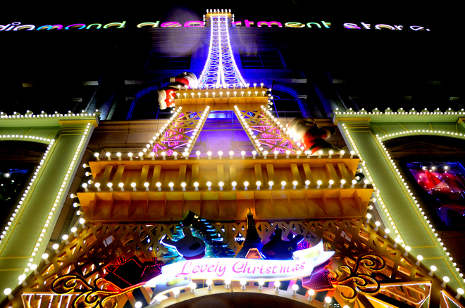 

 

M&ocirc; h&igrave;nh th&aacute;p Eiffel khổng lồ s&aacute;ng rực đ&egrave;n tại trung t&acirc;m S&agrave;i G&ograve;n.

 



 

Nhiều bạn trẻ tranh thủ l&agrave;m d&aacute;ng check-in Gi&aacute;ng sinh tại khu trung t&acirc;m.

 



 

Trẻ em cũng theo bố mẹ xuống phố.

 



 

Lưu lại h&igrave;nh ảnh l&agrave;m kỷ niệm.

 



 

Tại quận T&acirc;n B&igrave;nh v&agrave; khu x&oacute;m đạo quận 8, c&aacute;c tuyến phố cũng bắt đầu chuẩn bị đ&oacute;n Noel. Ri&ecirc;ng tại c&ocirc;ng vi&ecirc;n văn h&oacute;a Đầm Sen, nhiều c&ocirc;ng tr&igrave;nh đ&oacute;n Gi&aacute;ng sinh đ&atilde; bắt đầu l&ecirc;n đ&egrave;n đ&oacute;n kh&aacute;ch.

 



 

Những ch&uacute; người tuyết ngộ nghĩnh trong &aacute;nh s&aacute;ng huyền ảo.

 



 

Con đường &aacute;nh s&aacute;ng ấm &aacute;p với t&ocirc;ng m&agrave;u t&iacute;m hồng.

 



 

Nhiều hang đ&aacute; khổng lồ cũng đang dần ho&agrave;n tất để kịp đ&oacute;n Noel. So với những năm trước, S&agrave;i G&ograve;n năm nay &iacute;t lạnh, tuy nhi&ecirc;n kh&ocirc;ng v&igrave; thế m&agrave; kh&ocirc;ng kh&iacute; Noel k&eacute;m tưng bừng.

 



 

Phố đi bộ Nguyễn Huệ lung linh đ&egrave;n hoa ch&agrave;o Gi&aacute;ng sinh.

 



 

Nh&agrave; thờ Đức B&agrave; sẽ l&agrave; nơi tập trung đ&ocirc;ng người đến tham quan v&agrave; l&agrave;m lễ nhất trong đ&ecirc;m gi&aacute;ng sinh tại S&agrave;i G&ograve;n.

 



















