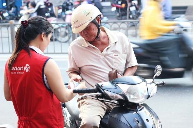Để tranh thủ thời gian, một v&agrave;i kh&aacute;ch nhờ nh&acirc;n vi&ecirc;n hoặc hệ thống m&aacute;y t&iacute;nh chọn số, in v&eacute; v&agrave; mang ra lề đường.