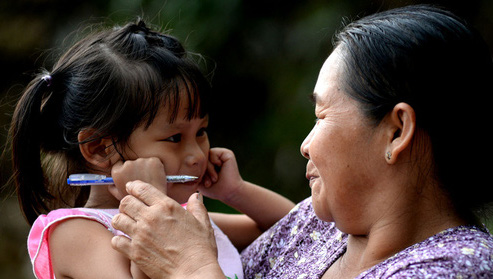 Xúc động hình ảnh đoàn tụ của 2 bé gái bị trao nhầm