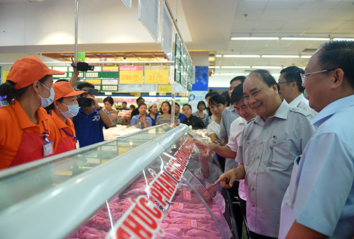 Thủ tướng thăm siêu thị Co.opmart đường Lý Thường Kiệt (Phường 7, Quận 11). Ảnh: VGP/Quang Hiếu