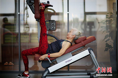 Ngưỡng mộ cụ bà 71 tuổi vẫn tập gym mỗi ngày