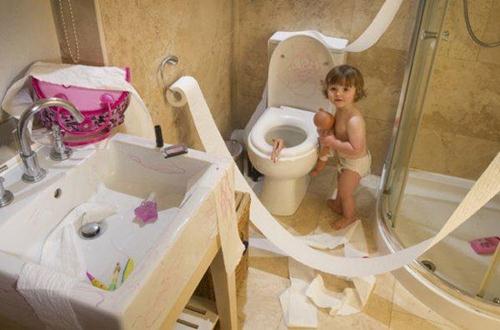 Giấy vệ sinh, giấy ăn lu&ocirc;n l&agrave; kẻ th&ugrave; số một của lũ nhỏ v&igrave; n&oacute; g&oacute;p phần k&iacute;ch th&iacute;ch t&iacute;nh t&ograve; m&ograve; của ch&uacute;ng.