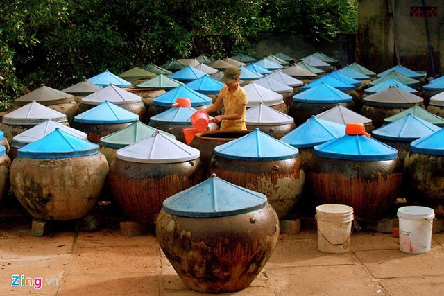 Chế biến nước mắm theo phương ph&aacute;p cổ truyền l&agrave; g&agrave;i n&eacute;n. Lu s&agrave;nh được người địa phương quen gọi m&aacute;i v&uacute; c&oacute; đục v&ograve;i ở gần đ&aacute;y để r&uacute;t nước mắm. C&aacute; được đảo li&ecirc;n tục đến khi chượp (tức l&agrave; hỗn hộn c&aacute; ướp muối) ch&iacute;n th&igrave; tiến h&agrave;nh k&eacute;o r&uacute;t li&ecirc;n ho&agrave;n.