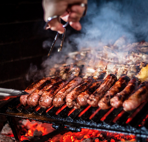 
Churrasco, Brazil: Churrasco c&oacute; lẽ nổi tiếng v&igrave; số lượng đồ ăn hơn l&agrave; chất lượng. Nguy&ecirc;n liệu chủ yếu cho m&oacute;n n&agrave;y l&agrave; thịt b&ograve;, xi&ecirc;n que sau đ&oacute; mang đi nướng tr&ecirc;n nhiệt độ cao. T&ugrave;y từng nơi, n&oacute; được phục vụ với sốt chimichurri, khoai t&acirc;y chi&ecirc;n, salad hoặc trứng.
