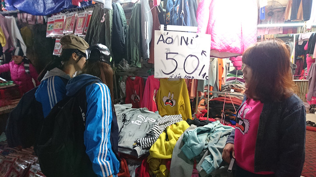 Các cửa hàng đều treo giá bán ở vị trí dễ quan sát để thu hút người mua.