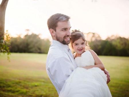  Cảm động b&eacute; 4 tuổi t&aacute;i hiện ảnh cưới của mẹ đ&atilde; qua đời