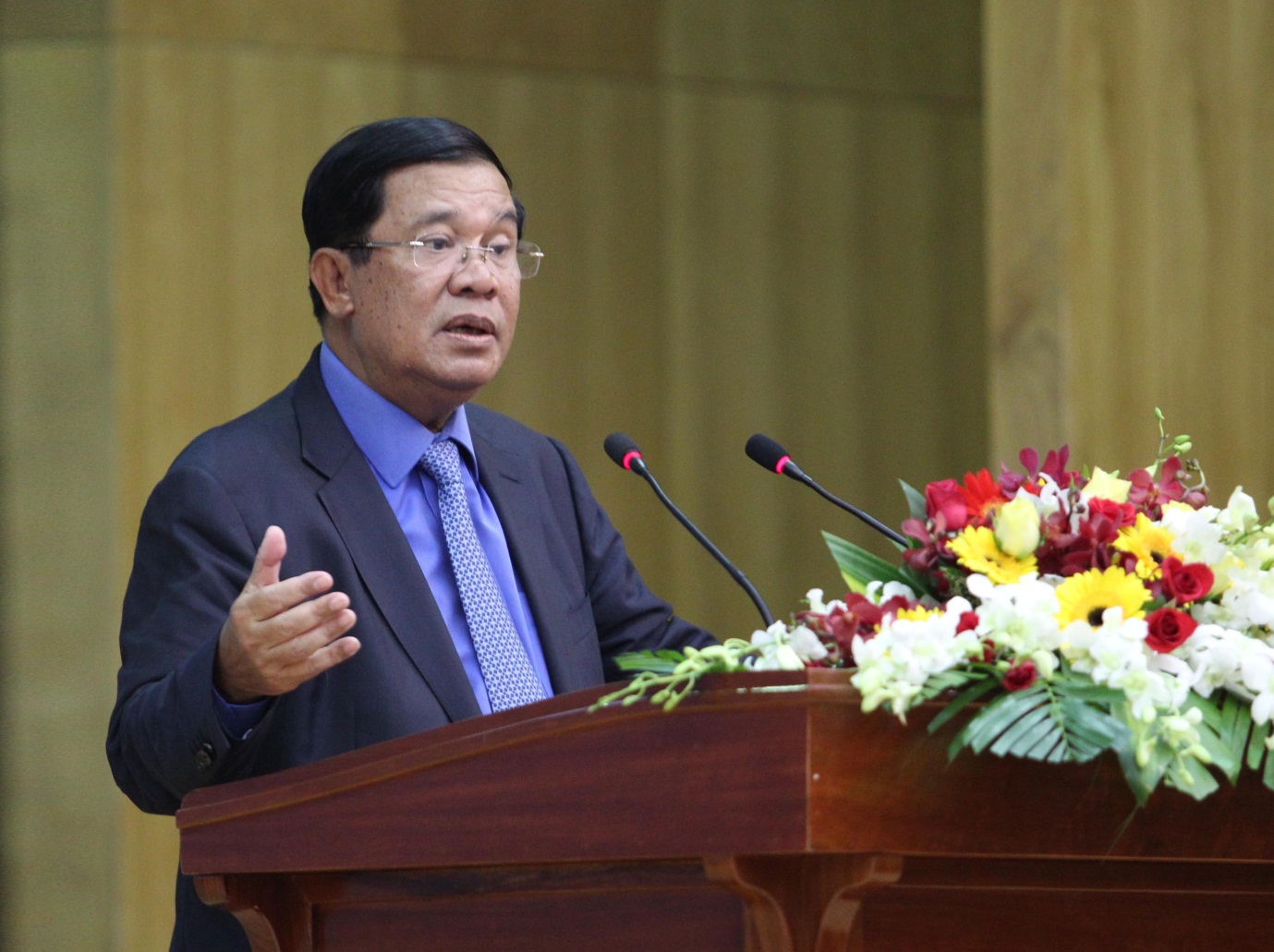 Thủ tướng Hun Sen ph&aacute;t biểu tại hội trường Bộ Tư lệnh Qu&acirc;n khu 7. Ảnh: H.TRIỀU