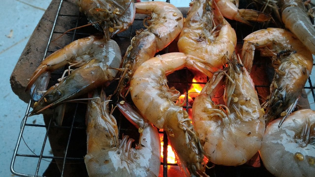 Tôm nướng muối ớt, nhưng nhà bạn có trẻ con, bạn nên cho ít ớt.