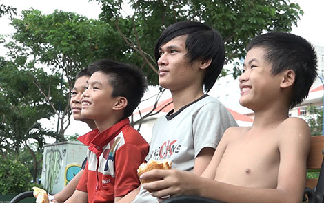 Những đứa trẻ dưới chân cầu (cắt từ video clip).