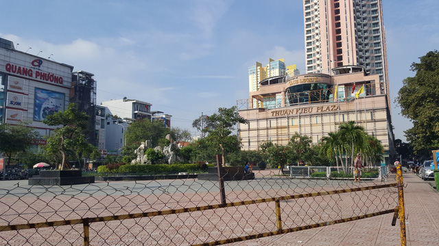 Một phần c&ocirc;ng vi&ecirc;n mặt tiền đ&atilde; r&agrave;o chắn cấm người d&acirc;n ra v&agrave;o.