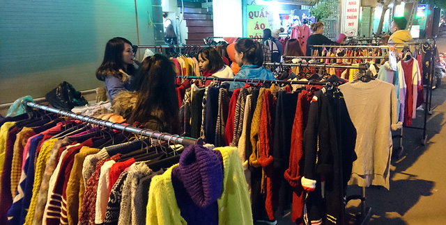 Có cửa hàng còn kéo cả mắc áo to ra ngoài vỉa hè để tiện bán.