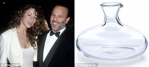
Ca sĩ Mariah Carey c&ugrave;ng chồng Tommy Mottola mang tới một m&oacute;n qu&agrave; 610 USD của nh&atilde;n t&agrave;u Wheel Decanter được b&aacute;n lẻ với gi&aacute; 855 USD.

