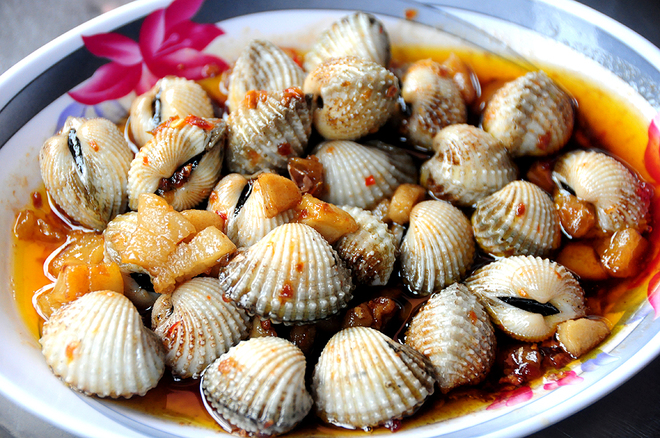 
 

S&ograve; huyết x&agrave;o tỏi hoặc s&ograve; huyết x&agrave;o bơ cay cũng l&agrave; m&oacute;n ăn đậm đ&agrave; v&agrave; gi&agrave;u dinh dưỡng. Người s&agrave;nh ăn thường y&ecirc;u cầu được ăn t&aacute;i, ch&iacute;nh v&igrave; thế đầu bếp chỉ x&agrave;o qua với sốt đ&atilde; được n&ecirc;m nếm sẵn.

 


 

Ốc c&agrave; na l&agrave; m&oacute;n ăn đ&ograve;i hỏi sự tỉ mỉ bởi thịt ốc kh&aacute; &iacute;t nhưng lại gi&ograve;n thơm. L&uacute;c rảnh rỗi, kh&ocirc;ng g&igrave; th&uacute; vị hơn vừa ngồi t&aacute;m chuyện với bạn vừa nhể ốc c&agrave; na.

 


 

Ốc hương sốt ph&ocirc; mai l&agrave; một s&aacute;ng tạo của một số đầu bếp tại S&agrave;i G&ograve;n. Phần ph&ocirc; mai b&eacute;o ngậy thơm phức thấm v&agrave;o thịt ốc hương gi&ograve;n thơm khiến m&oacute;n ăn trở n&ecirc;n th&uacute; vị hơn.

 


 

Ốc hương x&agrave;o l&ograve;ng đỏ trứng muối đang l&agrave; m&oacute;n ăn thời thượng của giới trẻ S&agrave;i G&ograve;n. Phần l&ograve;ng đỏ trứng muối b&ugrave;i b&ugrave;i bột bột b&eacute;o b&eacute;o khiến ốc hương trở th&agrave;nh ngon hơn.

 


 

Kh&ocirc;ng chỉ chế biến dạng kh&ocirc;, một số nh&agrave; h&agrave;ng c&ograve;n đổi vị cho m&oacute;n ốc bằng nồi lẩu. Nước lẩu nấu từ ngh&ecirc;u, xương heo ngọt lịm. Chờ nước s&ocirc;i b&ugrave;ng l&ecirc;n th&igrave; cho h&agrave;ng chục loại ốc v&agrave;o sau đ&oacute; ăn k&egrave;m với b&ocirc;ng b&iacute;, rau muống, c&agrave; chua v&agrave; b&uacute;n. Chỉ cần một c&aacute;i lẩu ốc c&oacute; gi&aacute; chưa đến 300.000 đồng đ&atilde; c&oacute; thể đủ ăn cho cả 4 người.

 




