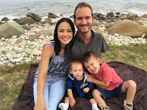 Gia đình hạnh phúc của người đàn ông nghị lực Nick Vujicic