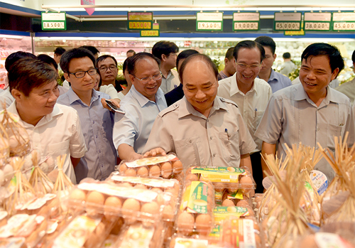 Thủ tướng thăm quầy hàng thực phẩm tại siêu thị Co.opmart (đường Lý Thường Kiệt, Phường 7, Quận 11). Ảnh: VGP/Quang Hiếu