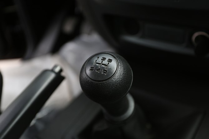 UAZ Pick up được trang bị hộp số 5 cấp độ
