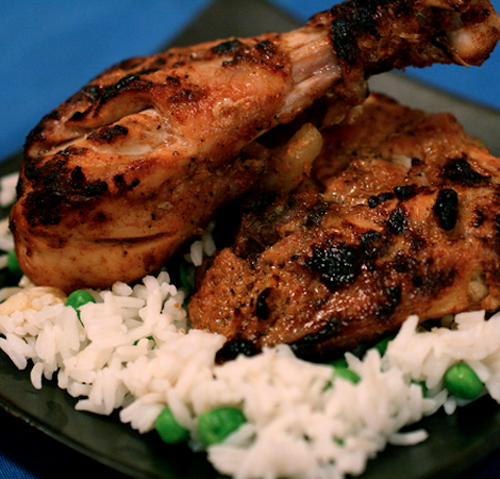 
Tandoori, Ấn Độ: Để l&agrave;m m&oacute;n g&agrave; tandoori cần c&oacute; sữa chua, bột gia vị Ấn Độ garam masala v&agrave; c&aacute;c loại gia vị kh&aacute;c trước khi nấu. Hiện đ&acirc;y l&agrave; m&oacute;n c&oacute; trong thực đơn của nhiều nh&agrave; h&agrave;ng Ấn Độ, nổi bật với m&agrave;u đỏ đặc trưng.

