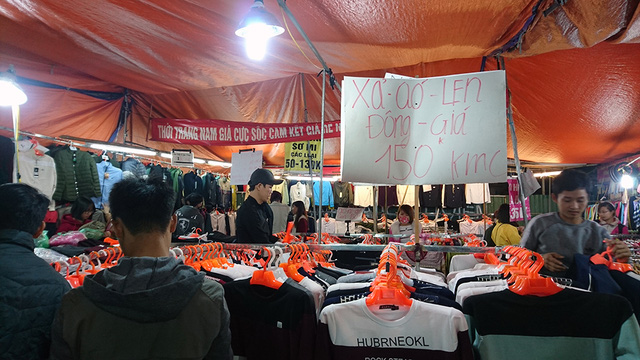 Giảm giá cực sốc, xả hàng giá rẻ... là những cụm từ được các cửa hàng bán đồ giá rẻ cho sinh viên sử dụng để thu hút nhiều người mua hàng hơn.