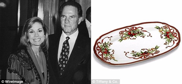 
Kathie Lee v&agrave; chồng đem tới một chiếc khay 300 USD phục vụ platter.
