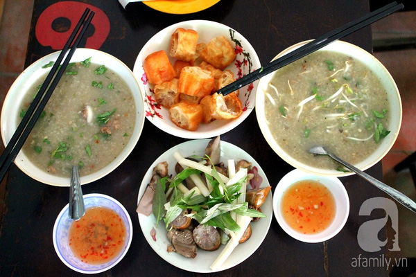 Ch&aacute;o được dọn ra rất đẹp mắt với nước chấm ri&ecirc;ng được l&agrave;m tại chỗ.