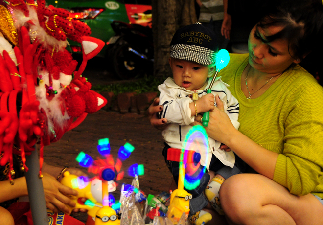 

 

Lưu lại h&igrave;nh ảnh l&agrave;m kỷ niệm.

 



 

Tại quận T&acirc;n B&igrave;nh v&agrave; khu x&oacute;m đạo quận 8, c&aacute;c tuyến phố cũng bắt đầu chuẩn bị đ&oacute;n Noel. Ri&ecirc;ng tại c&ocirc;ng vi&ecirc;n văn h&oacute;a Đầm Sen, nhiều c&ocirc;ng tr&igrave;nh đ&oacute;n Gi&aacute;ng sinh đ&atilde; bắt đầu l&ecirc;n đ&egrave;n đ&oacute;n kh&aacute;ch.

 



 

Những ch&uacute; người tuyết ngộ nghĩnh trong &aacute;nh s&aacute;ng huyền ảo.

 



 

Con đường &aacute;nh s&aacute;ng ấm &aacute;p với t&ocirc;ng m&agrave;u t&iacute;m hồng.

 



 

Nhiều hang đ&aacute; khổng lồ cũng đang dần ho&agrave;n tất để kịp đ&oacute;n Noel. So với những năm trước, S&agrave;i G&ograve;n năm nay &iacute;t lạnh, tuy nhi&ecirc;n kh&ocirc;ng v&igrave; thế m&agrave; kh&ocirc;ng kh&iacute; Noel k&eacute;m tưng bừng.

 



 

Phố đi bộ Nguyễn Huệ lung linh đ&egrave;n hoa ch&agrave;o Gi&aacute;ng sinh.

 



 

Nh&agrave; thờ Đức B&agrave; sẽ l&agrave; nơi tập trung đ&ocirc;ng người đến tham quan v&agrave; l&agrave;m lễ nhất trong đ&ecirc;m gi&aacute;ng sinh tại S&agrave;i G&ograve;n.

 













