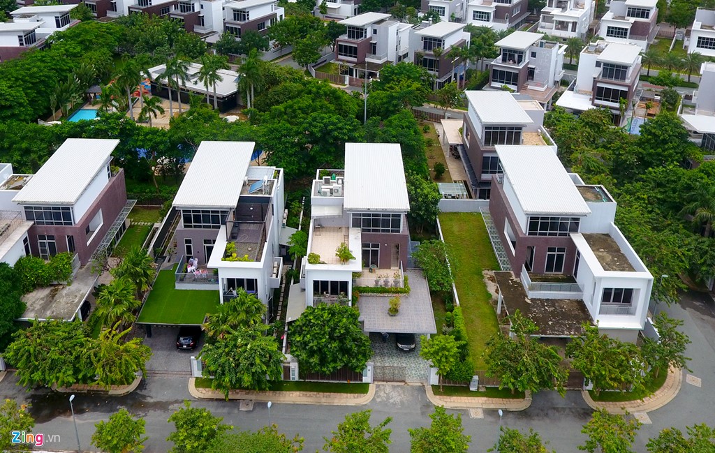 Những căn biệt thự ven s&ocirc;ng n&agrave;y được thiết kế theo phong c&aacute;ch hiện đại, diện t&iacute;ch từ 340 m2 đến 415 m2. Gi&aacute; khởi điểm l&agrave; 14,5 tỉ đồng mỗi căn.