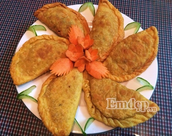 Làm bánh gối chiên đãi cả nhà