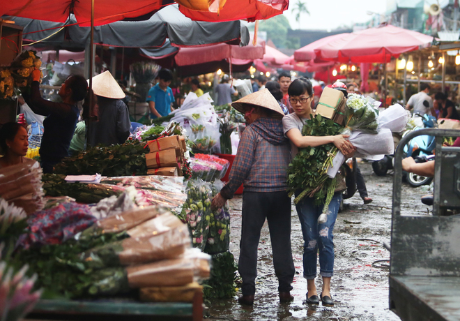 
Ng&agrave;y thường, chợ chỉ họp v&agrave;o ban đ&ecirc;m. Nhưng những ng&agrave;y cuối năm, chợ hoạt động cả đ&ecirc;m lẫn ng&agrave;y bởi lượng người đổ về mua sắm rất đ&ocirc;ng, đặc biệt l&agrave; v&agrave;o ng&agrave;y 29 v&agrave; 30 th&aacute;ng Chạp.

 


Tiểu thương nhỏ lu&ocirc;n c&oacute; mặt tại chợ từ rất sớm, nhanh ch&oacute;ng chọn hoa để mang đi ti&ecirc;u thụ ở c&aacute;c chợ c&oacute;c, chợ tạm hay v&agrave;o c&aacute;c shop hoa lớn.

 


Những g&aacute;nh h&agrave;ng hoa, chiếc xe đạp chọn thời điểm tờ mờ s&aacute;ng để chất đầy những b&oacute; hoa m&agrave;u sắc để tr&ocirc;i len lỏi tr&ecirc;n phố phường Thủ đ&ocirc;.

 


