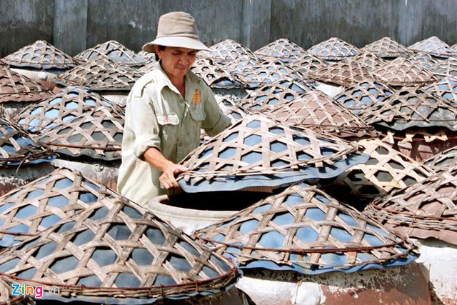 Để được cấp Giấy Chứng nhận quyền sử dụng chỉ dẫn địa l&yacute; &ldquo;Phan Thiết&rdquo;, c&aacute;c cơ sở sản xuất nước mắm phải được kiểm so&aacute;t theo quy tr&igrave;nh sản xuất một c&aacute;ch nghi&ecirc;m ngặt từ kh&acirc;u tiếp nhận nguy&ecirc;n liệu - muối c&aacute; - chăm s&oacute;c chượp - k&eacute;o r&uacute;t - pha đấu - lắng lọc - đ&oacute;ng chai - v&agrave;o th&ugrave;ng cho đến khi sản phẩm nước mắm lưu th&ocirc;ng tr&ecirc;n thị trường, đặc biệt ch&uacute; trọng đối với c&aacute;c chất phụ gia sử dụng trong qu&aacute; tr&igrave;nh sản xuất phải đảm bảo chất lượng, kh&ocirc;ng l&agrave;m ảnh hưởng đến chất lượng nước mắm v&agrave; phải nằm trong danh mục được ph&eacute;p sử dụng của Bộ Y tế.
