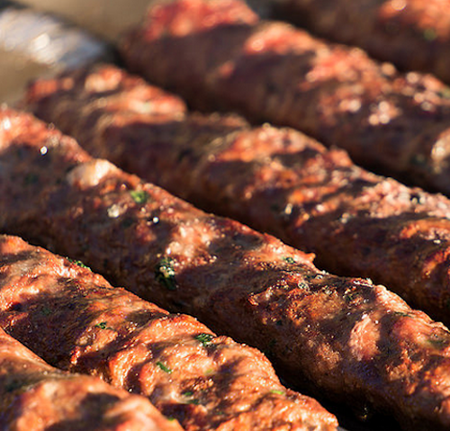 
Shish Kebab, Thổ Nhĩ Kỳ: Shish kebap l&agrave; một phi&ecirc;n bản của kebab Thổ Nhĩ Kỳ, m&oacute;n ăn phổ biến trong ẩm thực Trung Đ&ocirc;ng. M&oacute;n n&agrave;y l&agrave; c&aacute;c xi&ecirc;n nhỏ gồm nhiều miếng thịt xen lẫn với rau hay củ quả.
