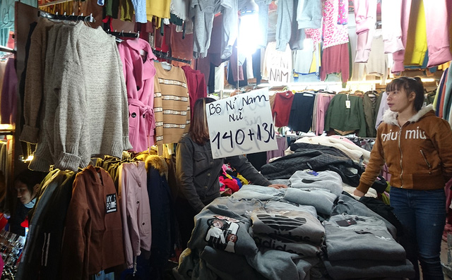Quần áo nỉ cho có giá chỉ 130.000 - 140.000 đồng/bộ.