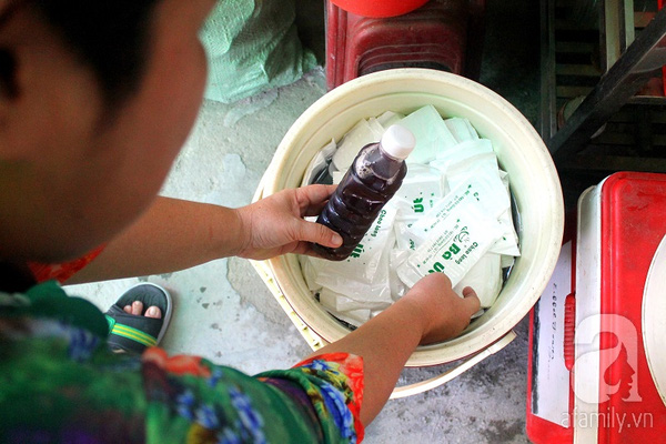 Ngo&agrave;i ra chị Ngọc c&ograve;n b&aacute;n th&ecirc;m nước s&acirc;m, cũng được tự tay chị l&agrave;m.