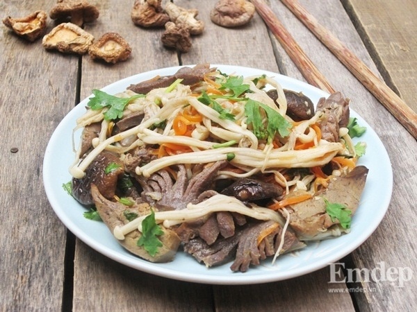 Hấp dẫn món lòng gà xào nấm