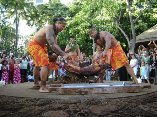 
Kalua, Hawaii, Mỹ: Lợn sau khi l&agrave;m sạch sẽ được nhồi đ&aacute; n&oacute;ng v&agrave;o trong, bọc l&aacute; chuối hoặc l&aacute; ti rồi phủ b&ecirc;n ngo&agrave;i lớp c&aacute;t, sau đ&oacute; nướng 6-7 giờ trong l&ograve; ngầm (gọi l&agrave; IMU). Đ&acirc;y l&agrave; m&oacute;n ăn truyền thống của người Hawaii bản địa. Ảnh: oregonstate
