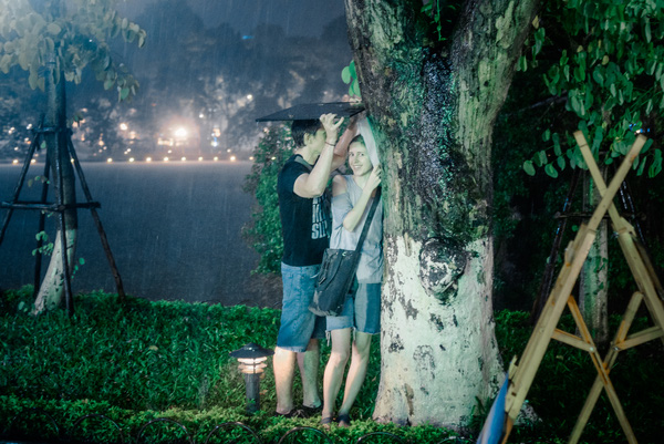 Mưa rơi gợi lòng nhớ kỉ niệm xưa và thường gắn với nỗi buồn nhưng lại làm con người sát lại gần nhau hơn.
