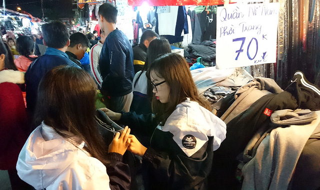Thiên đường giá rẻ sinh viên đông nghịt người mua quần áo ấm