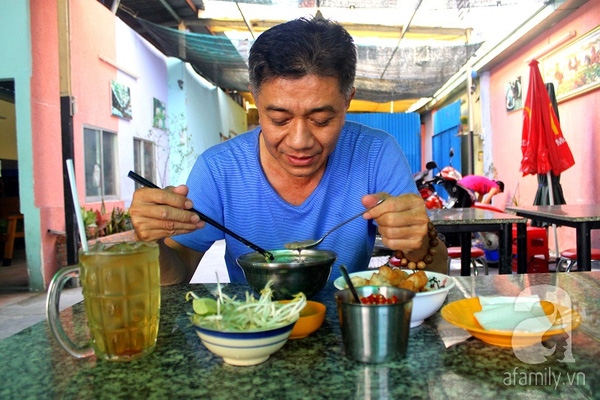 Anh Lượng đ&atilde; 50 tuổi nhưng c&oacute; đến 40 năm ăn ch&aacute;o. C&oacute; thể n&oacute;, g&aacute;nh ch&aacute;o l&ograve;ng đ&atilde; đi qua cả cuộc đời anh.