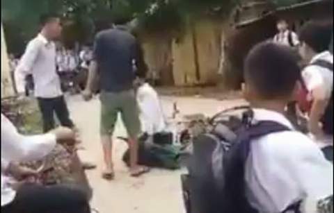 Em Bùi Đoàn Quang H. bị đánh, làm nhục giữa đường (Ảnh cắt từ clip)