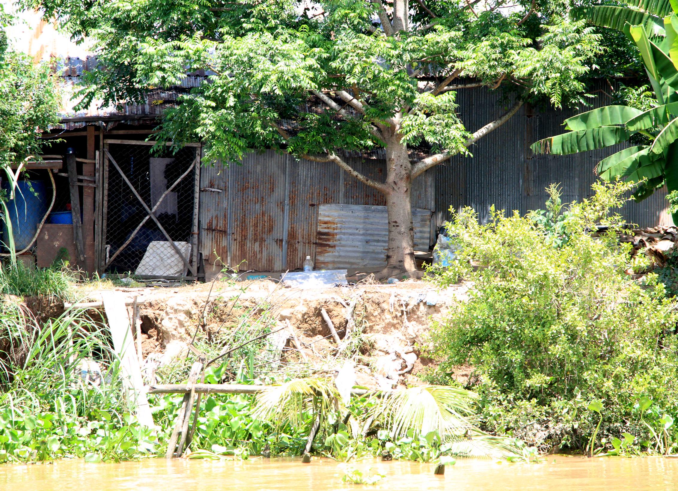 Lo sập nhà vì khai thác cát